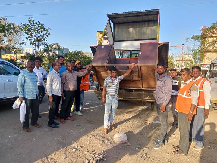 छत्रपती संभाजीनगर महानगरपालिका प्रशासनाने दिलेल्या माहितीनुसार, स्वामी विवेकानंद नगर गार्डन समोरील एन-13 परिसरात अतिक्रमण पथकाने नागरिकांचे मालमत्तेचे नुकसान होऊ नये म्हणून त्यांना सूचना देऊन त्यांना अतिक्रमित जागेची मार्किंग करून दिली होती.