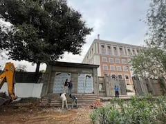 दिल्ली में कांग्रेस मुख्यालय के बाहर PWD का एक्शन, बिना मंजूरी बनाई गईं सीढ़ियों को तोड़ा