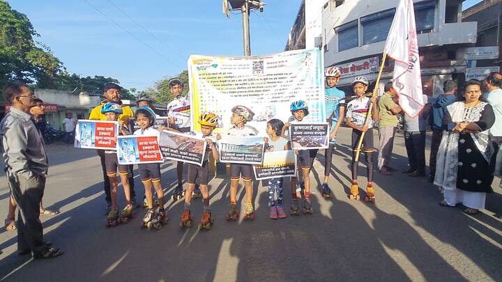 प्रदुषणाच्या विळख्यात अडकलेल्या कृष्णा नदीच्या बचावासाठी आज सांगलीमध्ये मानवी साखळी आंदोलन करण्यात आले.