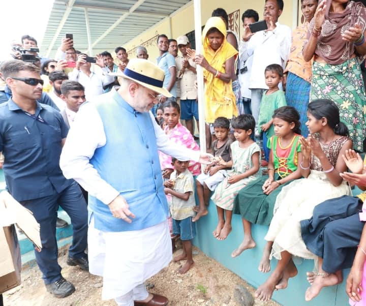पोटकपल्ली कैंप में गृहमंत्री ने जवानों को संबोधित करते हुए नक्सल विरोधी अभियान तेज करने के निर्देश दिए.