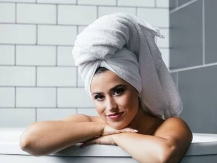 अनेक लोक केस धुतल्यानंतर ओल्या केसांवर टॉवेल गुंडाळतात (Towel). पण केस धुतल्यानंतर ते लगेच त्यावर टॉवेल गुंडाळल्यानं तुम्हाला कोंडा, इंफेक्शनचा सामना करावा लागू शकतो.