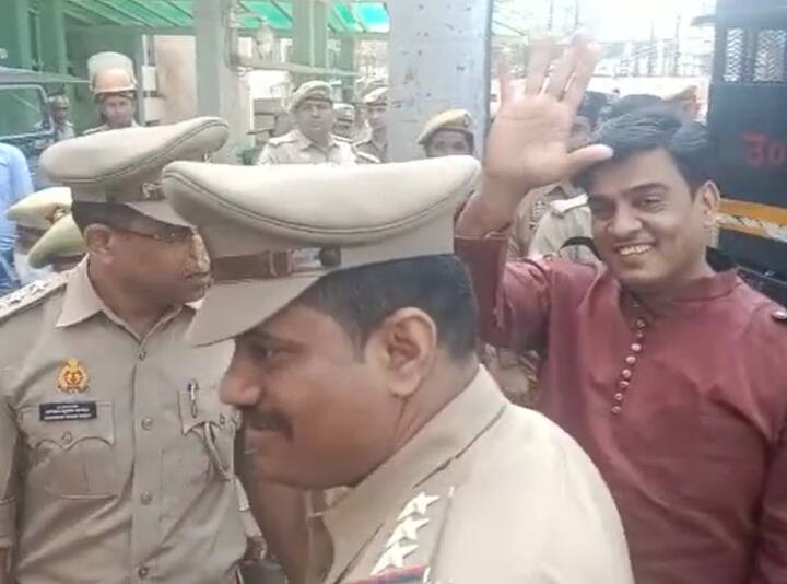 SP MLA Irfan Solanki appeared in Kanpur court today in fake Aadhaar card and gangster case ann Kanpur: सपा विधायक इरफान सोलंकी की कोर्ट में पेशी, कहा- 'रमजान मुबारक हो..रोजा रखा है..ऊपर वाला है'