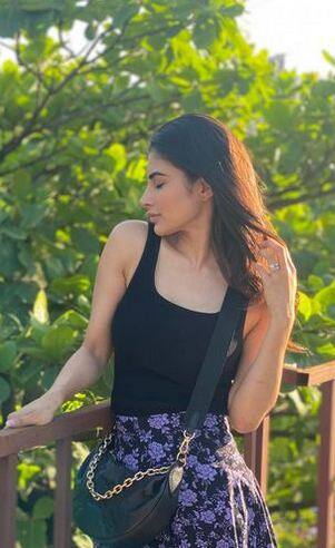 ਅਭਿਨੇਤਰੀ ਮੌਨੀ ਰਾਏ ਨੇ ਓਪਨ ਹੇਅਰ ਸਟਾਈਲ ਅਤੇ ਹਲਕੀ ਧੁੱਪ 'ਚ ਬੇਹੱਦ ਖੂਬਸੂਰਤ ਪੋਜ਼ ਦਿੱਤੇ, ਜਿਸ ਨੂੰ ਦੇਖ ਕੇ ਪ੍ਰਸ਼ੰਸਕਾਂ ਦੇ ਹੌਸ਼ ਉੱਡ ਗਏ ਹਨ।