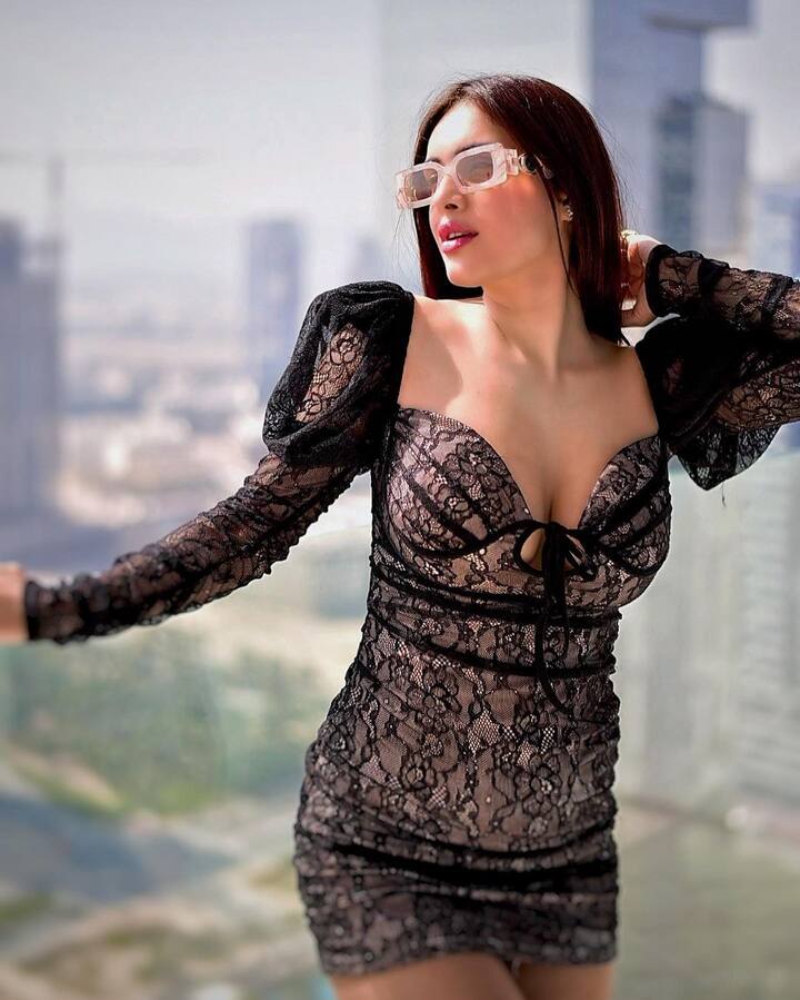 नेहा मलिकचं शिक्षणही मुंबईतच झालं आहे. तिने 2012 साली मॉडेलिंग करण्यास सुरुवात केली.