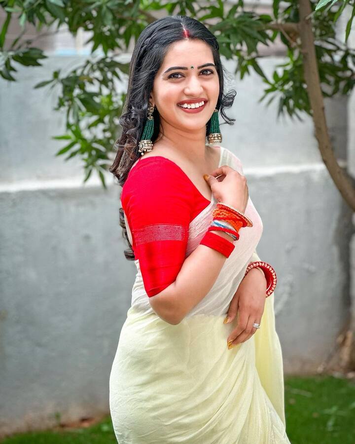 బిగ్ బాస్ షో తర్వాత యాంకర్ గా సత్తా చాటుతోంది. .Photo Credit: sravanthi_chokarapu/ instagram