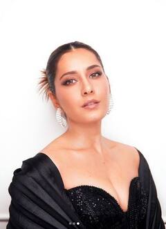 Raashi Khanna: ਰਾਸ਼ੀ ਖੰਨਾ ਨੇ ਸ਼ਿਮਰੀ ਆਊਟਫਿਟ ਵਿੱਚ ਮਚਾਈ ਤਬਾਹੀ, ਫੋਟੋਆਂ ਨੇ ਵਧਾਇਆ ਇੰਟਰਨੈਟ ਦਾ ਪਾਰਾ