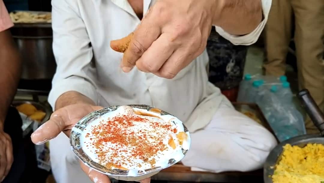 MP 70 years old Dahi Bade People are still crazy in Indore know magic of spices settled pinch ANN Indore: इंदौर के 70 साल पुराने दही बड़े के लोग आज भी दीवाने, जानिए- कैसे चुटकी में बसी है मसालों की जादूगरी