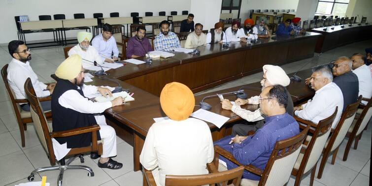 Meeting with the agents by the Chairman of Mandi Board ਮੰਡੀ ਬੋਰਡ ਦੇ ਚੇਅਰਮੈਨ ਵੱਲੋਂ ਆੜ੍ਹਤੀਆਂ ਨਾਲ ਮੀਟਿੰਗ