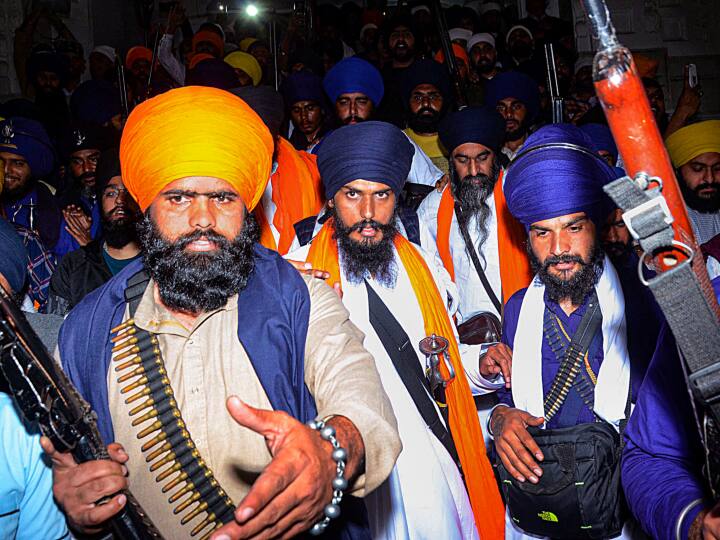 Amritpal Singh Absconding: भगोड़ा अमृतपाल बना रहा था युवाओं की टाइगर फोर्स, डॉलर की नकल कर छाप रखे थे खालिस्तानी नोट Amritpal Singh Arrest Operation Tiger Force Anandpur Khalsa Force Khalistani Leader Absconding Punjab Police Amritpal Singh Absconding: भगोड़ा अमृतपाल बना रहा था युवाओं की टाइगर फोर्स, डॉलर की नकल कर छाप रखे थे खालिस्तानी नोट