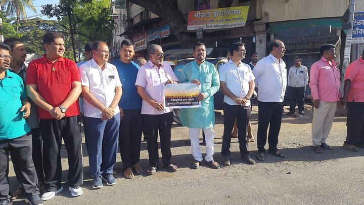 स्वाभिमानी शेतकरी संघटनेचे राजू शेट्टी आणि शेतकरी संघटनेचे उमेश पाटीलही या मानवी साखळी आंदोलनात सहभागी झाले होते.