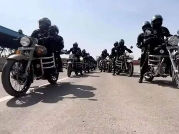 अमित शाह ने कहा कि सीआरपीएफ में महिला विंग्स भी जवानों के साथ कदम से कदम मिलाकर देश की रक्षा के लिए बेहतर कार्य कर रही हैं. वहीं मौसम में उतार-चढ़ाव के बीच लगभग 14 दिनों में दिल्ली से बस्तर तक 1800 किलोमीटर का लंबा सफर तय करने के बाद 25 मार्च को सीआरपीएफ की स्थापना दिवस में यह टीम शामिल हुई, इसके लिए बस्तर के साथ-साथ पूरा देश उन्हें सलाम करता है.