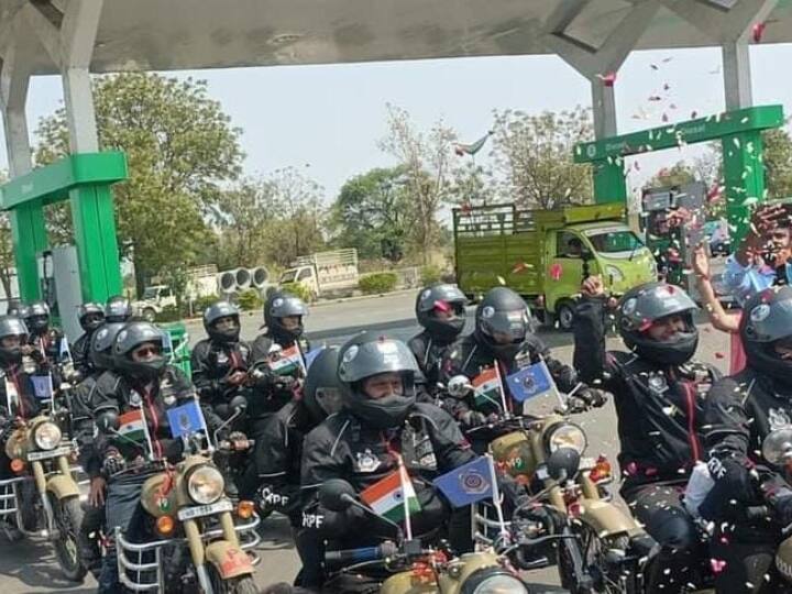 देश के गृहमंत्री अमित शाह की मौजूदगी में उस वक्त तालियों की गड़गड़ाहट बढ़ गई जब सीआरपीएफ के 84वां स्थापना दिवस पर 75 महिला डेयर डेविल्स कमांडोस की टीम की बुलेट में एंट्री हुई. दरअसल महिला कमांडोज डेयरडेविल्स की टीम देश की राजधानी दिल्ली से करीब 1800 किलोमीटर बुलेट चलाकर पांच राज्यों से होते हुए 25 मार्च की सुबह जगदलपुर के करणपुर सीआरपीएफ कैंप पहुंची और यहां गृहमंत्री अमित शाह के सामने बुलेट बाइक पर अपना करतब दिखाया. जिसे देखकर गृहमंत्री ने देश की वीरांगनाओं को सेल्यूट किया.