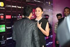 लेडीज मैन हैं धवन खानदान के लाडले, अवार्ड शो में दिखी कृति सैनन, मौनी रॉय और अनुष्का शर्मा संग वरुण की केमिस्ट्री