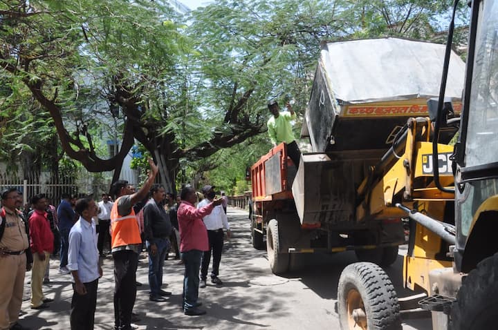 छत्रपती संभाजीनगर खंडपीठाच्या दणक्यानंतर महानगरपालिका कामाला लागली असून, अतिक्रमण हटाव विभागाने शहरातील अनेक भागातील अतिक्रमण काढून त्यावर जेसीबी फिरवला आहे.