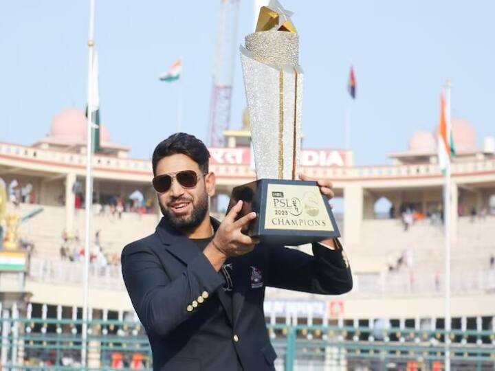 Lahore Qalandars player Haris Rauf celebrates at the Wagah border with the PSL trophy video goes viral PSL ट्रॉफी के साथ बाघा बॉर्डर पहुंचा ये पाकिस्तानी क्रिकेटर, तो सोशल मीडिया पर फैंस ने फ्रेंचाइजी और खिलाड़ी की लगाई क्लास