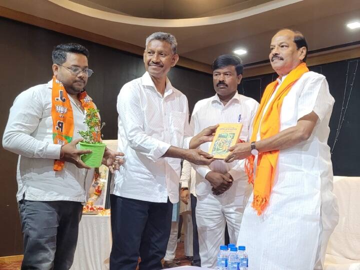 Mission 2024: लोकसभा चुनाव से पहले BJP ने कस ली कमर, जनता को साधने के लिए घर-घर पहुंचने का प्लान Lok Sabha Election 2024 Jharkhand BJP meeting Raghubar Das Deepak Prakash plan to Target Voters ANN Mission 2024: लोकसभा चुनाव से पहले BJP ने कस ली कमर, जनता को साधने के लिए घर-घर पहुंचने का प्लान