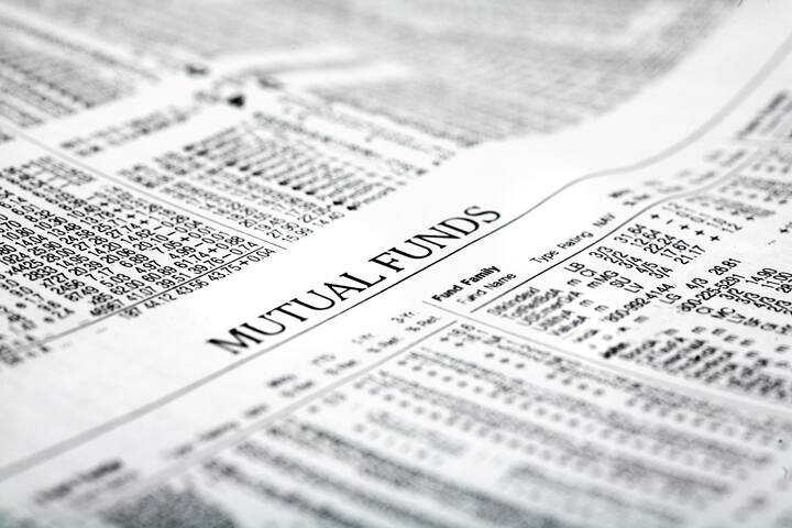 মিউচুয়াল ফান্ডে নমিনি তথ্য: মিউচুয়াল ফান্ড নিয়েও অত্যন্ত গুরুত্বপূর্ণ একটি কাজ রয়েছে। নমিনি সাবমিশন। ৩১ মার্চের আগে মিউচুয়াল ফান্ডে নমিনি সংক্রান্ত তথ্য জমা করতেই হবে। নয়তো ফান্ড থেকে টাকা তোলা যাবে না। সুবিধা হচ্ছে এই গোটা কাজটাই অনলাইনে করা যাবে।