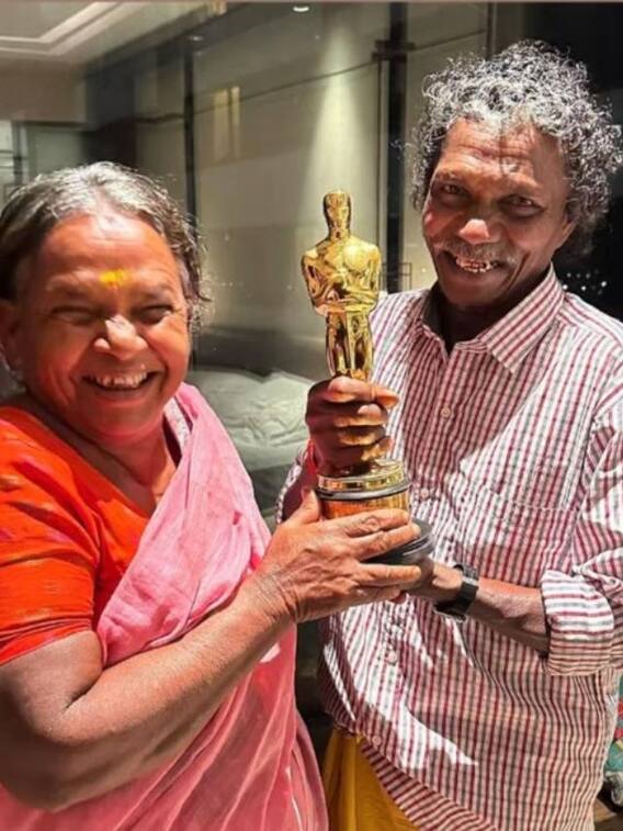 ஜோடியாக விமானத்தில் சென்ற பொம்மன் - பெல்லி!