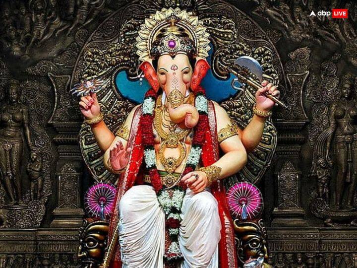 क्रोध में श्रीगणेश ने चंद्रदेव का घमंड तोड़ने के लिए उन्हें श्राप दे दिया के उनका रूप-रंग काला हो जाएगा और जो विनायक चतुर्थी पर चांद के दर्शन करेगा उसपर कलंक लगेगा. बाद में चंद्रदेव ने अपनी इस गलती की माफी मांगी.