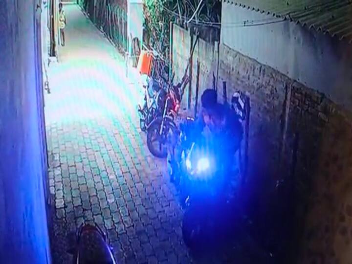 Nagai crime news Pulsar bike stolen from doorstep in Velankanni CCTV footage TNN வேளாங்கண்ணியில் வீட்டு வாசலில் இருந்த பல்சர் பைக் திருட்டு - சிசிடிவியில் பதிவான காட்சிகள்