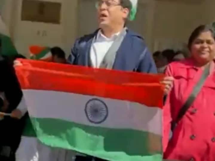 United States Indians gather outside Indian consulate in San Francisco in support of India unity Watch: जहां खालिस्तानियों ने उतारा था झंडा, वहीं भारतीयों ने फहराया तिरंगा, लगाए वंदे मातरम के नारे