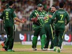 शर्मनाक हार के बाद भी पाकिस्तान के इस गेंदबाज़ ने किया कमाल, करियर की पहली गेंद पर लिया विकेट