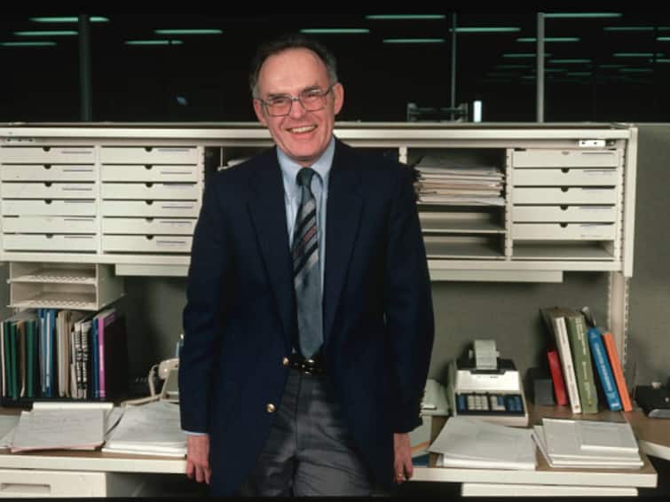 Gordon Moore, Intel Co-Founder, Dies At 94