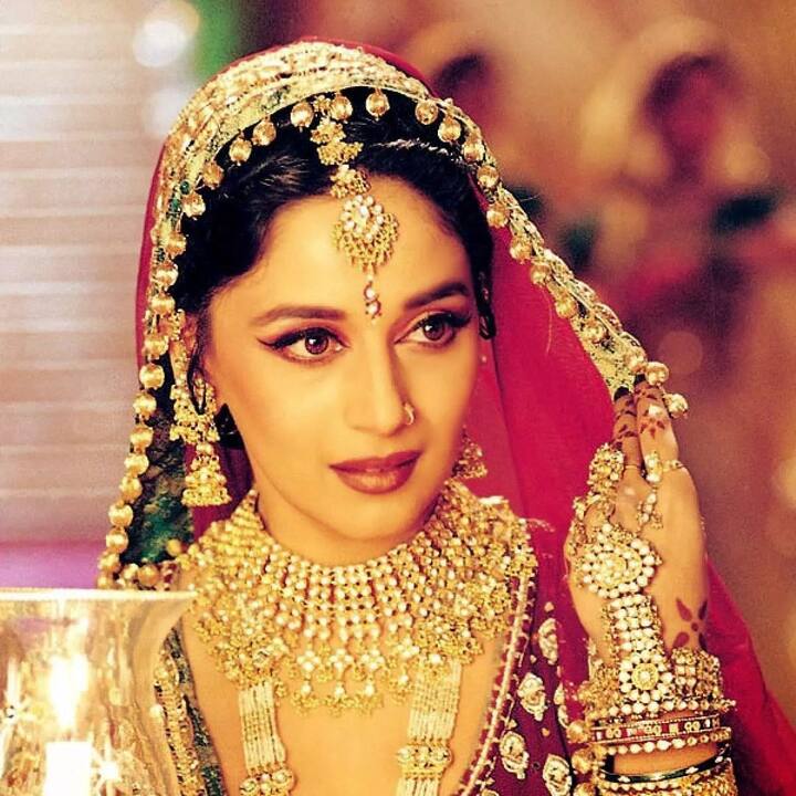 माधुरी दिक्षीत ने अपने बेहतरीन कला के प्रदर्शन से लोगों के दिलों में देवदास की एक अलग ही पहचान बना दी है जो कभी मिट नहीं सकती.