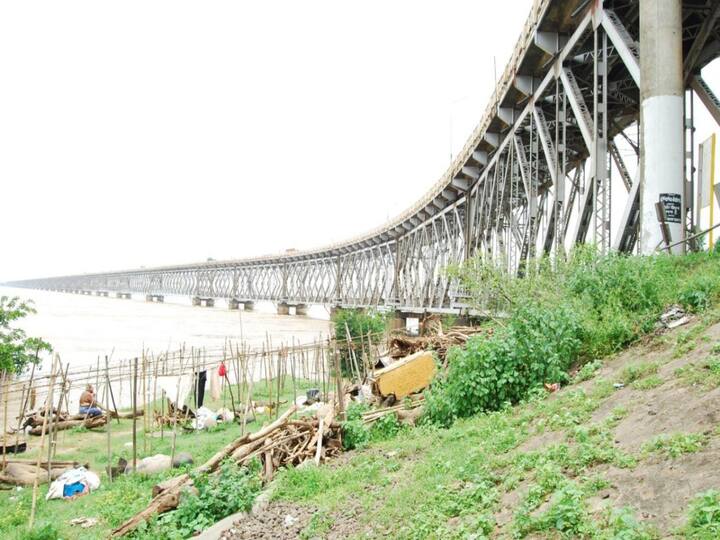 East godavari Rajahmundry road cum rail bridge repair works no entry for vehicles DNN Rajahmundry Bridge : రాజమండ్రి రోడ్ కమ్ రైల్ బ్రిడ్జికి మరమ్మత్తులు, వాహన రాకపోకలు నిలిపివేత