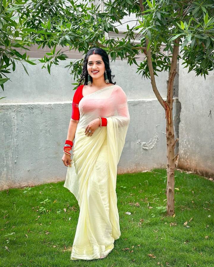 స్రవంతి రోజు రోజుకు మరింత అందంగా కనిపిస్తోంది అంటూ నెటిజన్లు కామెంట్స్ పెడుతున్నారు. Photo Credit: sravanthi_chokarapu/ instagram
