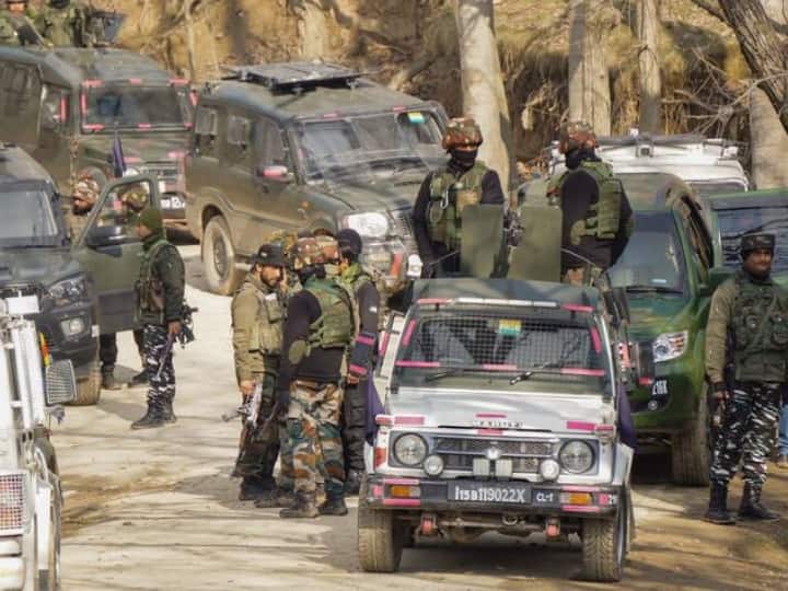 Jammu-Kashmir: जम्मू कश्मीर में घुसपैठ की कोशिश नाकाम, तंगधार में आतंकी ढेर, बांदीपोरा में दो गिरफ्तार, भारी संख्या में हथियार बरामद