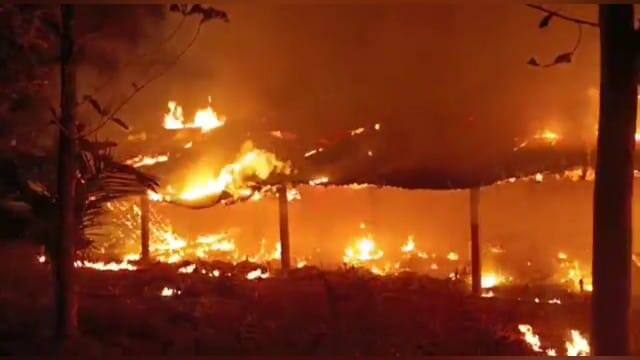 Dharmapuri Poultry farm fire in Harur struck by lightning 5000 chickens burnt to death TNN தருமபுரியில் மின்னல் தாக்கி கோழிப்பண்ணையில் தீ விபத்து -  தீயில் கருகிய 5000 கோழிகள்