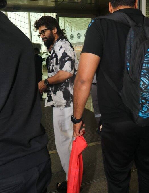 டோலிவுட் நடிகர் அல்லு அர்ஜுன் ஸ்டைலிஷான லேட்டஸ்ட்  புகைப்படம் ட்ரெண்டாகி வருகிறது.