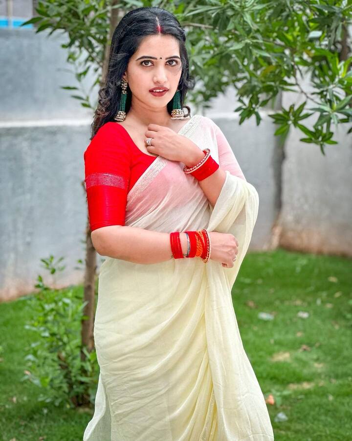 ప్రీ రిలీజ్ ఈవెంట్స్ కి యాంకర్ గా చేస్తూ ఫుల్ బిజీగా మారింది. .Photo Credit: sravanthi_chokarapu/ instagram
