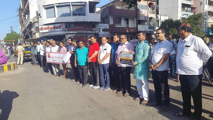 साखर कारखान्यांकडून होत असलेले प्रदुषण कृष्णा नदीच्या मुळावर उठले आहे.