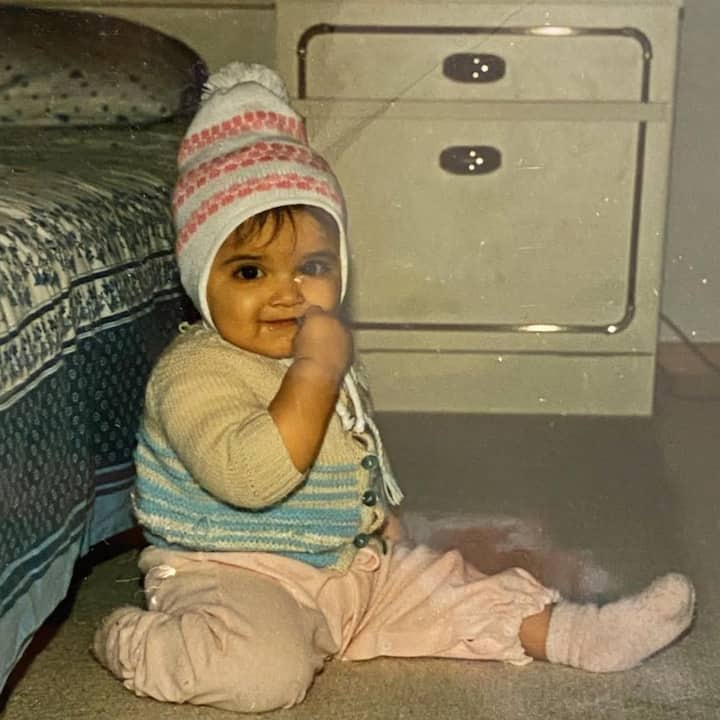 Si no reconoces a esta niña tan adorable, te contamos que es Deepika Padukone, una de las actrices más talentosas y bellas de Bollywood. Aunque se habla mucho de ella, hoy te hablaremos de su familia.