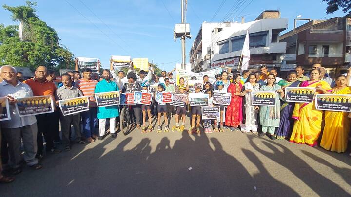 त्यामुळे नदीसह नदीकाठचा गावांचे आरोग्यही धोक्यात आले आहे.