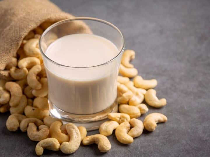 Cashew Milk Health Benefits Know Why Should Drink Kaju Milk Daily Cashew Milk: शरीर की कई दिक्कतों को दूर कर सकता है 'काजू वाला दूध', जानें इसे पीने के 5 फायदे