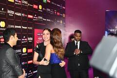 लेडीज मैन हैं धवन खानदान के लाडले, अवार्ड शो में दिखी कृति सैनन, मौनी रॉय और अनुष्का शर्मा संग वरुण की केमिस्ट्री