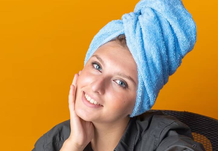 बाल धोने के बाद सिर पर तौलिया बांधना है खतरनाक! - KhabarKeeda