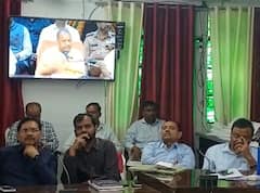 मंत्री धर्मवीर प्रजापति कर रहे थे सीएम योगी के कामों की तारीफ, बैठक में सोते दिखे अधिकारी