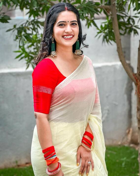 Sravanthi Chokkarapu: అందాల యాంకర్ చీరలో కనువిందు