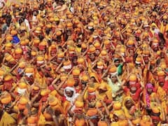 पंडित धीरेंद्र शास्त्री की भागवत कथा से पहले 21 हजार महिलाओं ने निकाली कलश यात्रा, देखें तस्वीरें