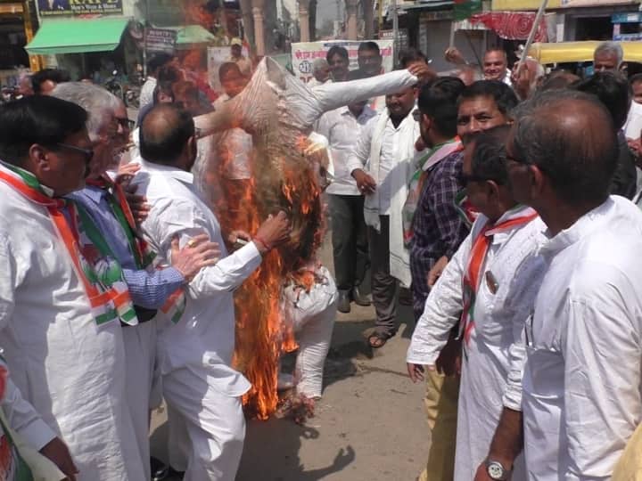Rahul Gandhi Disqualified As MP Bharatpur Congress Worker Protest in unique ways Ann Rahul Gandhi News: भरतपुर में कांग्रेस का विरोध प्रदर्शन, राहुल गांधी की सदस्यता निरस्त करने पर भड़के कांग्रेस कार्यकर्ता