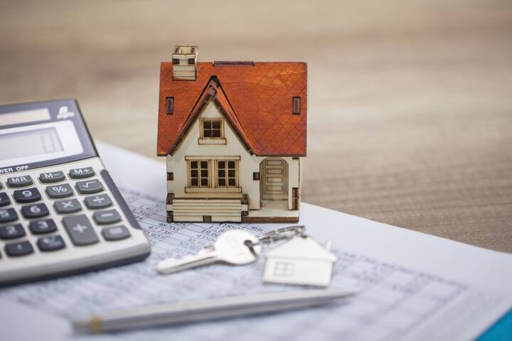 বছর শেষ হতে আর কয়েকটা দিন বাকি। না না- যা ভাবছেন তা নয়---আর্থিক বছরের কথা বলা হচ্ছে। যার সঙ্গে জড়িয়ে থাকে আমাদের আয়কর রিটার্ন, বিনিয়োগ- কর বাঁচানো-করছাড় পাওয়া সংক্রান্ত নানা বিষয়।