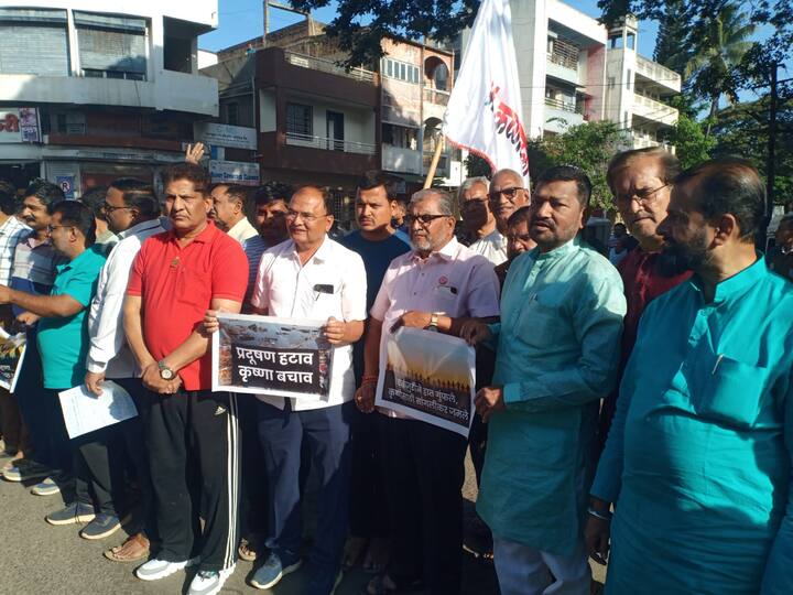 नदीच्या पाण्यातील ऑक्सिजन कमी झाल्याने माशांचा तडफडून मरत आहेत.