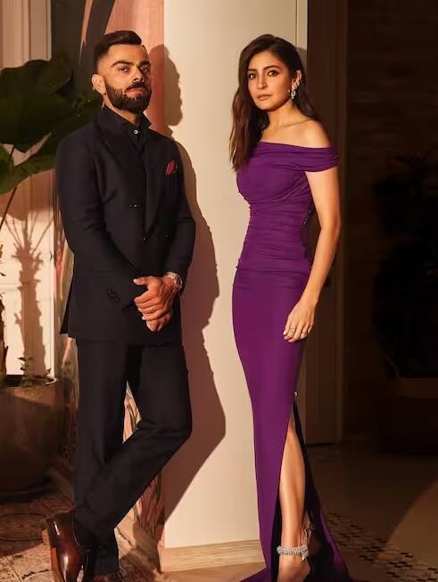 તસવીરોમાં અનુષ્કા પર્પલ ફ્લોર લેન્થ સ્લિટ ગાઉનમાં ખૂબસૂરત લાગી રહી છે જ્યારે વિરાટ કોહલી પણ બ્લેક સૂટમાં ખૂબ જ સુંદર દેખાઈ રહ્યો છે. આ તસવીરોમાં કપલનો કલરફુલ લિવિંગ રૂમ પણ જોઈ શકાય છે.