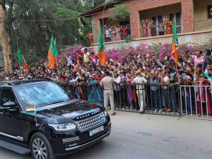 PM Narendra Modi Security Lapse Another Time in Karnataka As Man Came Running Towards Him Arrested Probe On PM Modi Security Breach: कर्नाटक में पीएम मोदी की सुरक्षा में फिर हुई चूक, प्रधानमंत्री की तरफ दौड़ता आया युवक, पुलिस ने पकड़ा, वीडियो आया सामने