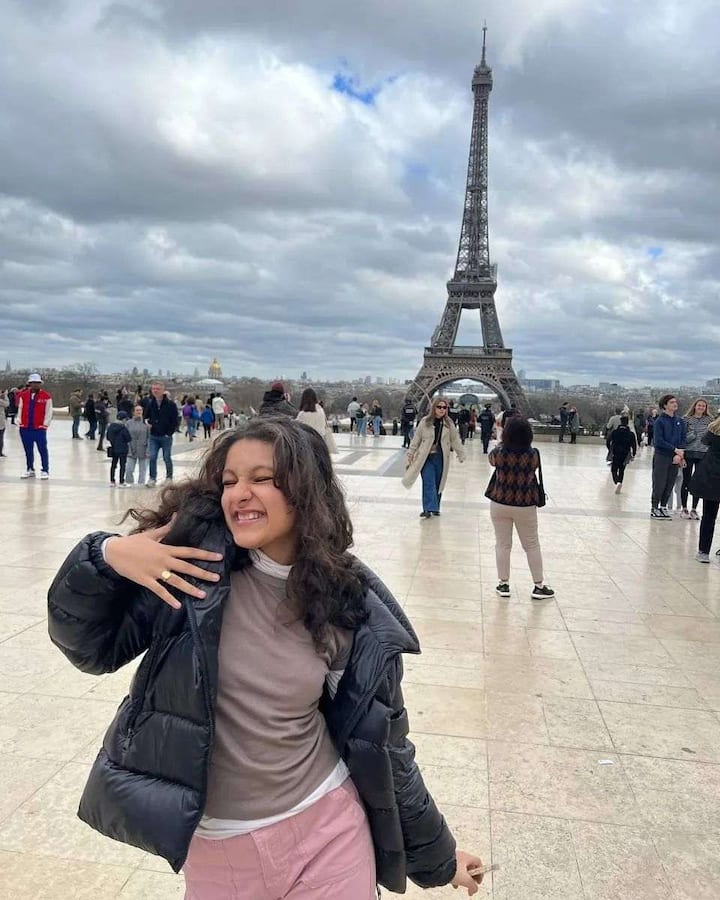 ఈఫిల్ టవర్ ముందు నమ్రతా శిరోద్కర్, సితార అందంగా ఫోటోలకు ఫోజులిచ్చారు.