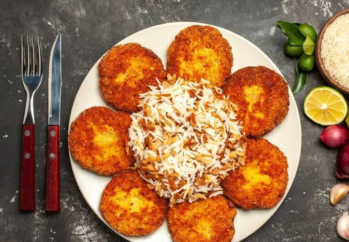 साबूदाना टिक्की मुंह में पानी लाने वाली रेसिपी है जिसे बिना ज्यादा मेहनत किए दिन में किसी भी समय बनाया जा सकता है. साबूदाना या साबुदाना एक पौष्टिक अनाज है और नवरात्रि के दौरान इसका सुझाव दिया जाता है क्योंकि यह आपको पूरे दिन रहने के लिए पर्याप्त ऊर्जा प्रदान करता है. यह साबूदाना टिक्की नवरात्रि के दौरान खाने के लिए एक आदर्श व्यंजन है. आप शाम को एक कप गर्म चाय के साथ भी इसका मजा ले सकते हैं. भीगे हुए साबूदाने और मसले हुए आलू से बने इस व्यंजन को थोड़ा तीखा बनाने के लिए हरी मिर्च से बनाया जाता है. आप इस नवरात्रि से यह रेसिपी आप ट्राई कर सकते हैं. यह एक नवरात्रि रेसिपी है, टिक्की बनाने के लिए सेंधा नमक या सेंधा नमक का उपयोग किया जाता है. स्वाद को बढ़ाने के लिए, इस रेसिपी में कुटी हुई मूंगफली मिलाई जाती है, क्योंकि यह डिश में एक अच्छा क्रंच जोड़ता है. आप इस स्वादिष्ट स्नैक रेसिपी को विशेष अवसरों जैसे किटी पार्टी, ऑफिस पोटलक्स और यहां तक कि पिकनिक और रोड ट्रिप पर भी बना सकते हैं. साबूदाना टिक्की को रोड ट्रिप और पिकनिक के लिए आसानी से पैक किया जा सकता है क्योंकि यह गन्दा नहीं होता है. चाय या कॉफी के गर्म पाइपिंग कप के साथ इस स्वादिष्ट चाय-समय की रेसिपी को पेयर करें और इस आनंद के स्वादिष्ट स्वाद का आनंद लें.